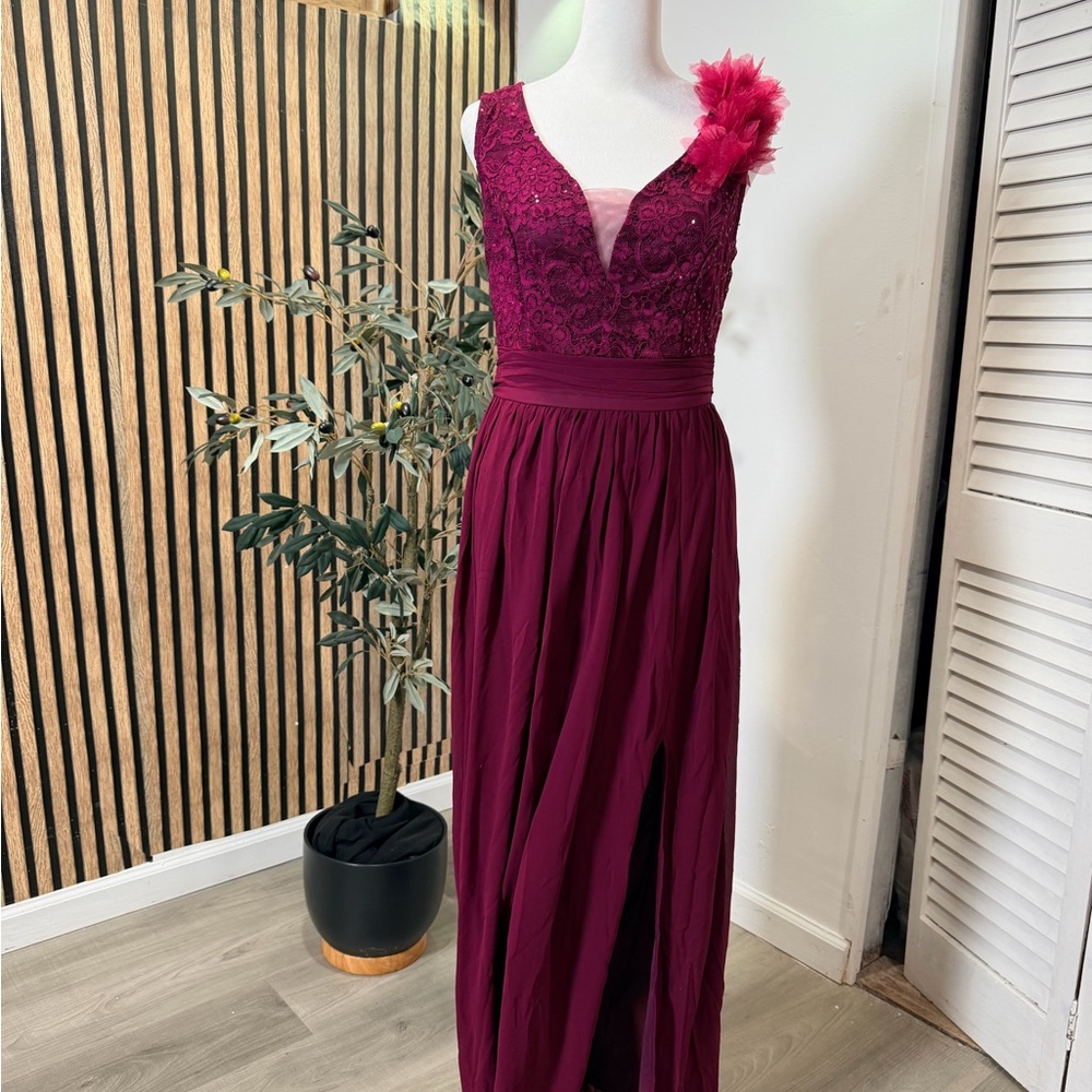 Elegant Burgundy Lace Evening Gown